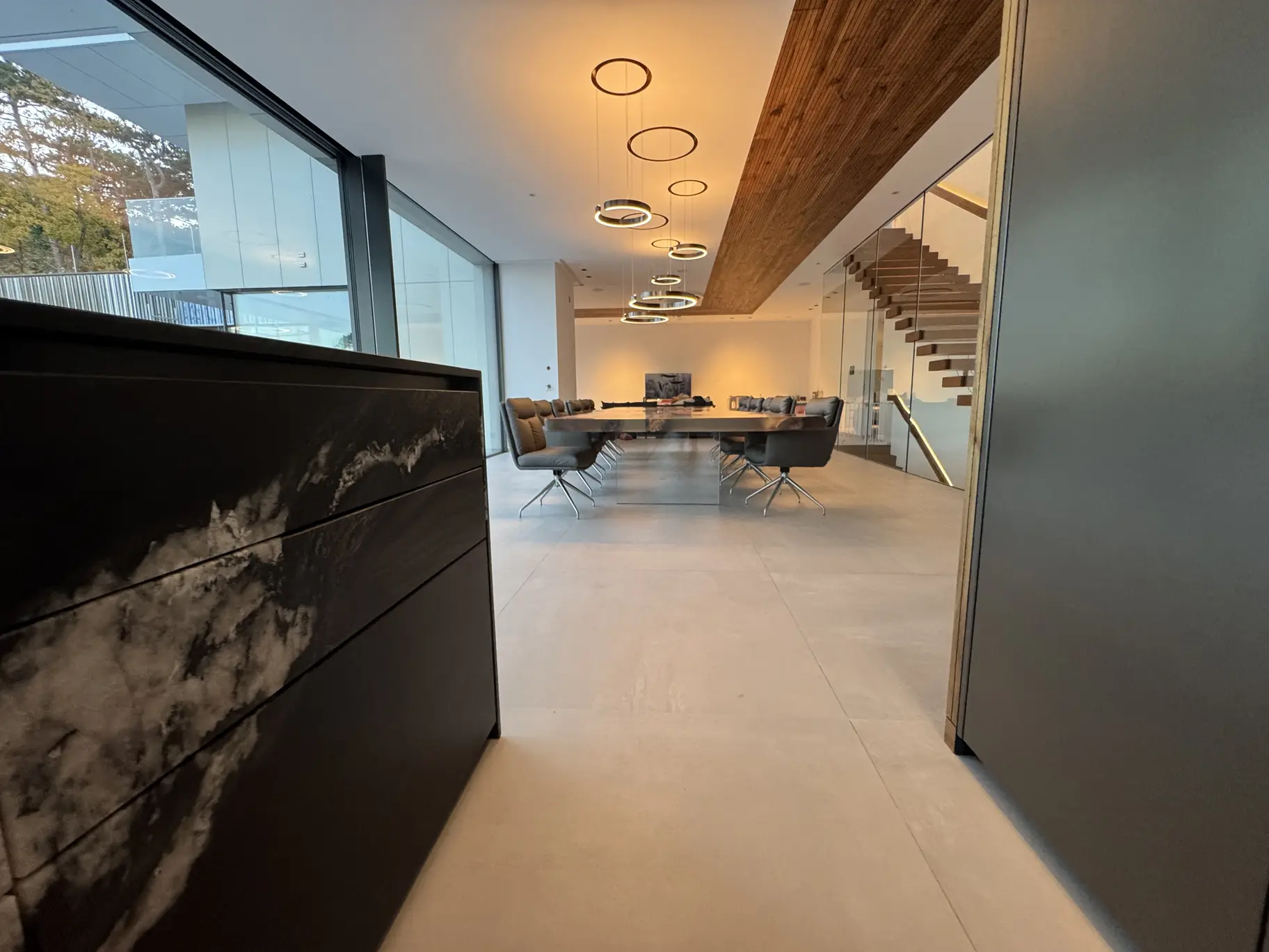 Exklusiver Massivholz-Esstisch aus einer großen Baumstamm-Platte für luxuriöses Interior Design