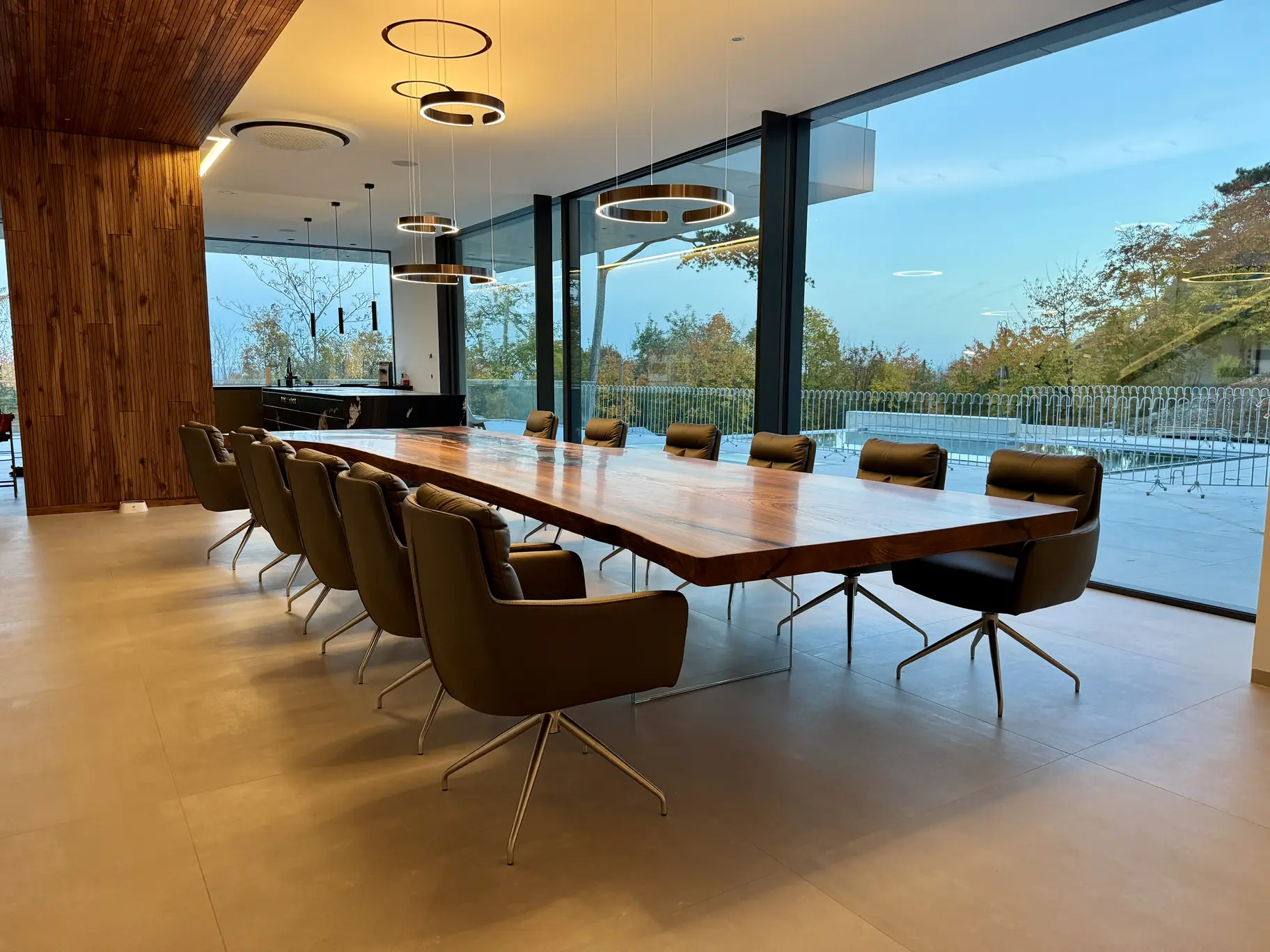 Exklusiver Massivholz-Esstisch aus einer großen Baumstamm-Platte für luxuriöses Interior Design