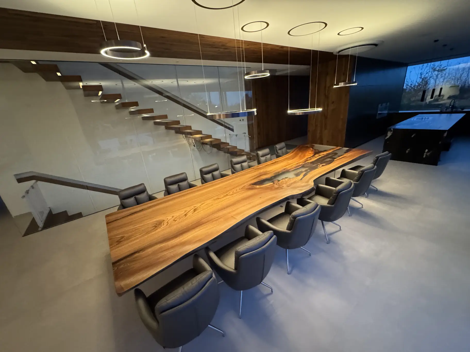 Exklusiver Massivholz-Esstisch aus einer großen Baumstamm-Platte für luxuriöses Interior Design