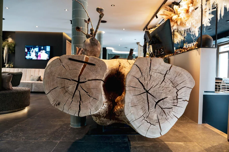 Exklusive Baumstamm Rezeption von Stammdesign als einzigartiger Empfangsbereich im Hotel