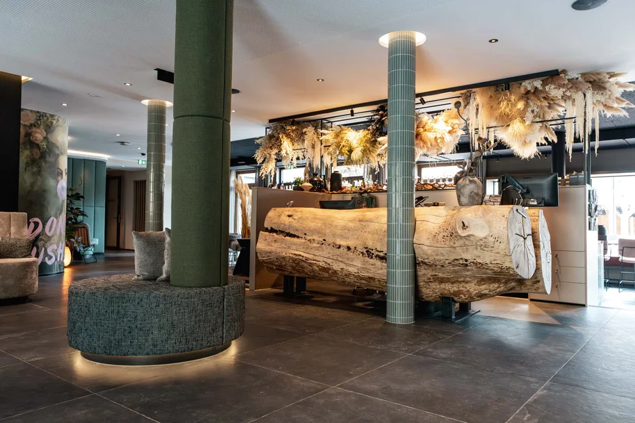 Moderne Empfangstheke aus Massivholz für Hotel, Boutiquehotel oder Wellnessbereich