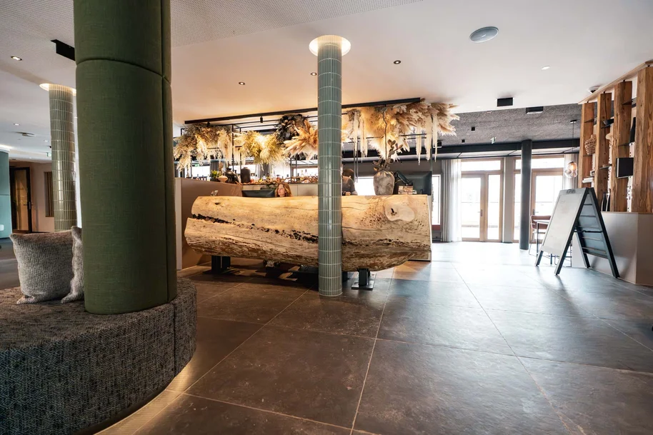 Maßgefertigte Baumstamm Rezeption von Stammdesign als stilvoller Empfang für ein Hotel