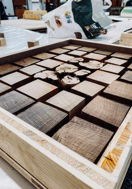 Nahaufnahme von Holzteilen beim Schneidebrettkurs