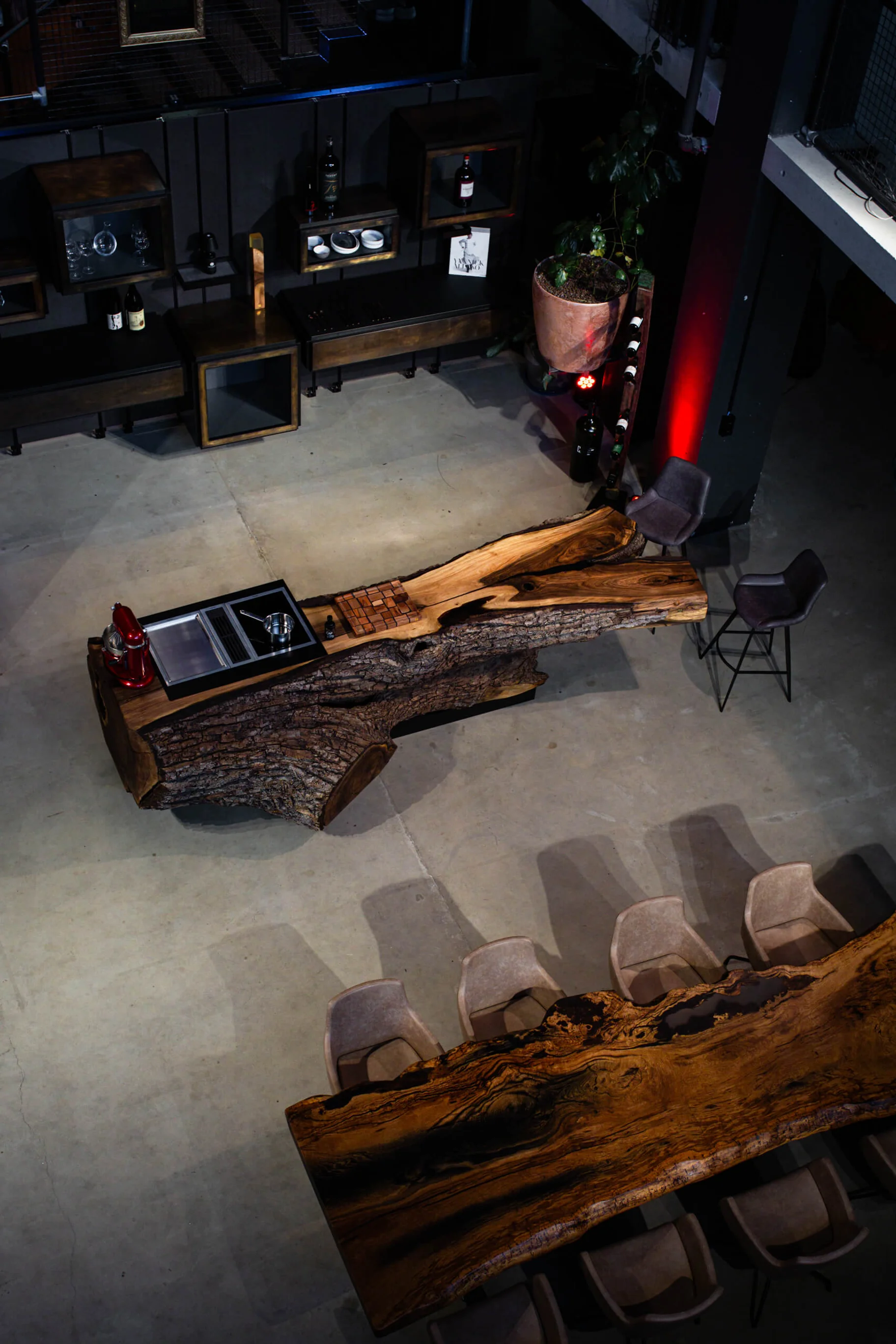 Handgefertigte Baumstamm Küche aus Nussbaumholz als einzigartiges Designelement in einem Industrial Loft