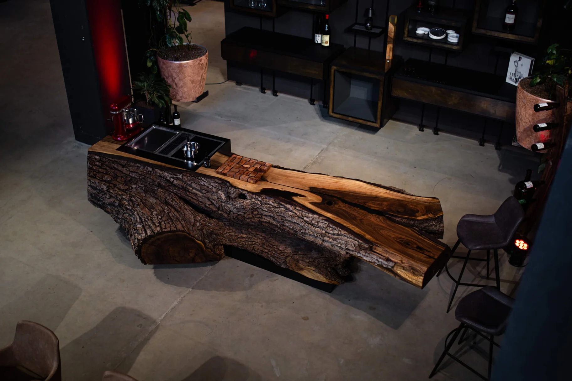 Massive Nussbaum Küche mit natürlicher Baumkante und ausdrucksstarker Holzmaserung im modernen Loft