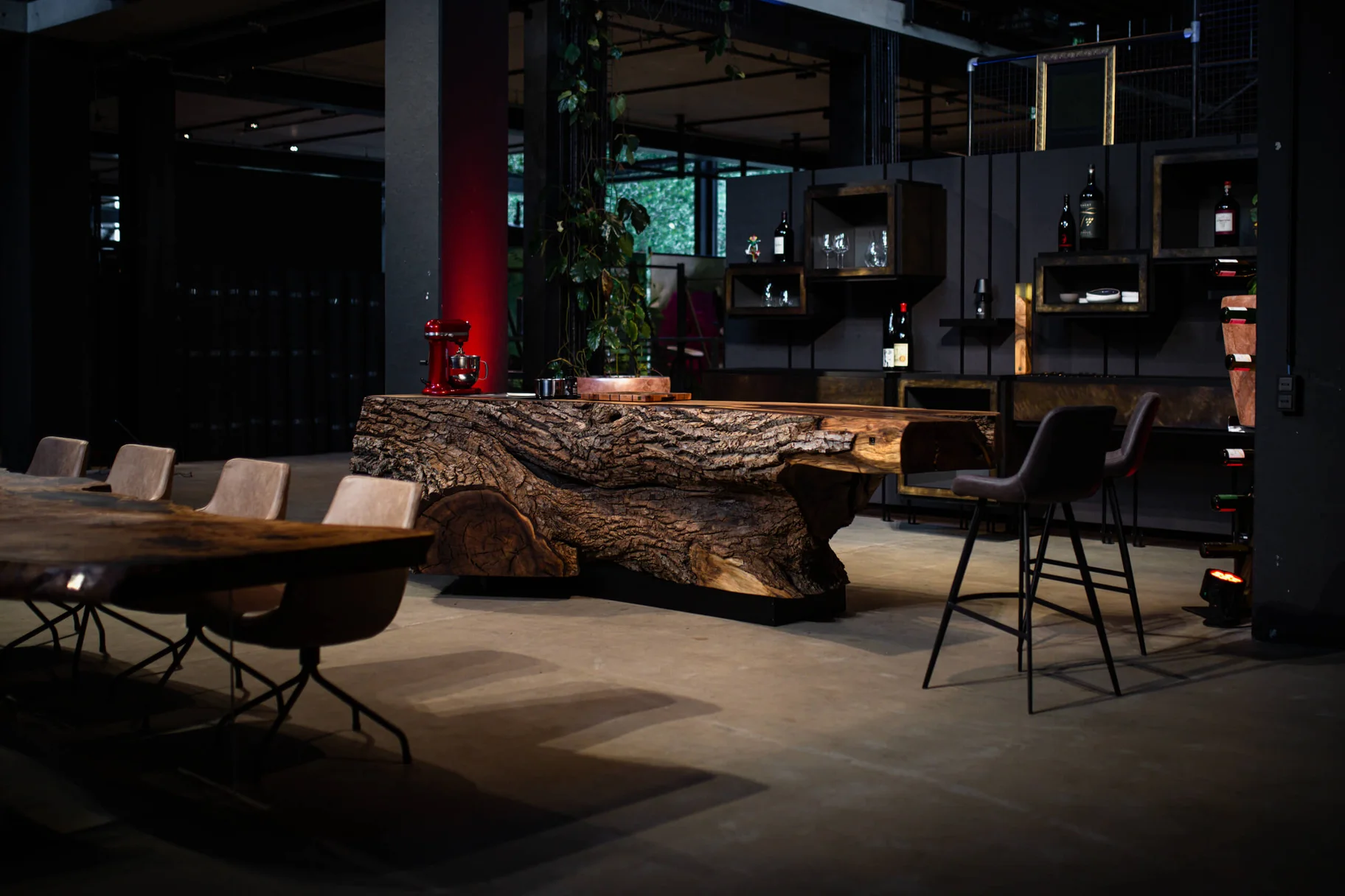 Exklusive Küche aus einem ganzen Nussbaumstamm mit natürlicher Baumkante und charaktervoller Maserung im Industrial Style