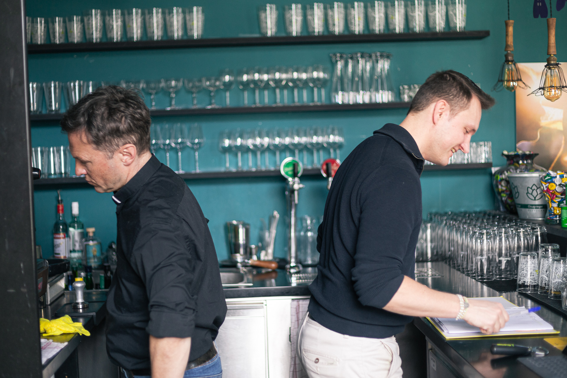 Zwei Weggefährten, Rücken an Rücken – Danke, Armin, für die gemeinsame Reise im SANKT!